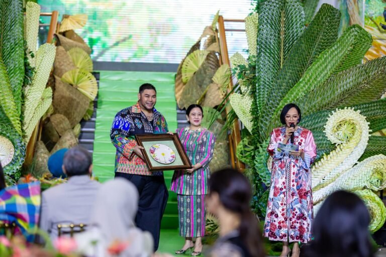 Dukung Pelaku Ekraf, Puan Hadiri Peluncuran Lini Busana Wastra Nusantara